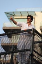 Shahrukh Khan with son Abram waves the fans on Eid at his bandra residence on 5th June 2019 (31)_5cf8b66f213f1.jpg
