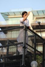 Shahrukh Khan with son Abram waves the fans on Eid at his bandra residence on 5th June 2019 (36)_5cf8b6773bc93.jpg