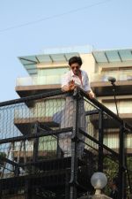 Shahrukh Khan with son Abram waves the fans on Eid at his bandra residence on 5th June 2019 (39)_5cf8b67e86034.jpg