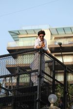Shahrukh Khan with son Abram waves the fans on Eid at his bandra residence on 5th June 2019 (40)_5cf8b6806f362.jpg