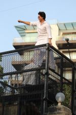 Shahrukh Khan with son Abram waves the fans on Eid at his bandra residence on 5th June 2019 (42)_5cf8b6851c623.jpg
