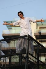Shahrukh Khan with son Abram waves the fans on Eid at his bandra residence on 5th June 2019 (45)_5cf8b68bcf4f0.jpg