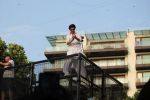 Shahrukh Khan with son Abram waves the fans on Eid at his bandra residence on 5th June 2019 (5)_5cf8b646529db.jpg