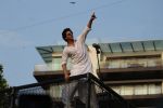 Shahrukh Khan with son Abram waves the fans on Eid at his bandra residence on 5th June 2019 (6)_5cf8b647c99f2.jpg