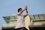 Shahrukh Khan with son Abram waves the fans on Eid at his bandra residence on 5th June 2019 (8)_5cf8b64add310.jpg