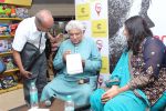 Javed Akhtar At The Launch Of Author Sonal Sonkavde 2nd Book _SO WHAT_ on 10th June 2019 (5)_5d02402d6dae1.jpg