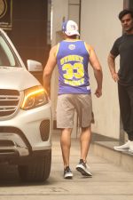 Varun Dhawan spotted at gym in bandra on 10th June 2019 (16)_5d023f84790f9.JPG