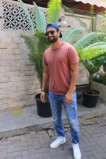 Vicky Kaushal spotted at juhu on 8th June 2019 (10)_5d023f8a2e63f.JPG