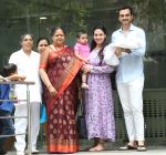 Esha Deol & husband Bharat with newborn baby at Hinduja hospital in khar on 13th June 2019 (1)_5d033e8d90028.jpg