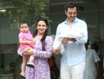 Esha Deol & husband Bharat with newborn baby at Hinduja hospital in khar on 13th June 2019 (12)_5d033ea4bbd55.jpg