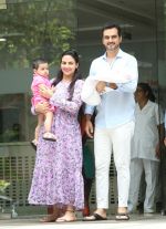 Esha Deol & husband Bharat with newborn baby at Hinduja hospital in khar on 13th June 2019 (3)_5d033e91ace2c.jpg