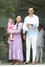 Esha Deol & husband Bharat with newborn baby at Hinduja hospital in khar on 13th June 2019 (5)_5d033e9602f63.jpg