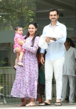 Esha Deol & husband Bharat with newborn baby at Hinduja hospital in khar on 13th June 2019 (7)_5d033e9977ef8.jpg