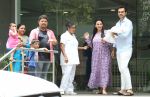 Esha Deol & husband Bharat with newborn baby at Hinduja hospital in khar on 13th June 2019 (8)_5d033e9b9286f.jpg