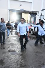 Salman Khan meet the families who had experienced partition at Mehboob Studio in bandra on 13th June 2019 (191)_5d034f30a23ca.JPG