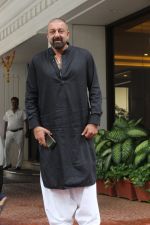 Sanjay Dutt spotted at Anand Pandit_s house in juhu on 13th June 2019 (12)_5d033ee324ed1.JPG