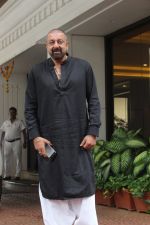 Sanjay Dutt spotted at Anand Pandit_s house in juhu on 13th June 2019 (13)_5d033ee5c332e.JPG