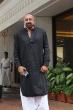 Sanjay Dutt spotted at Anand Pandit_s house in juhu on 13th June 2019 (14)_5d033ee8474b3.JPG