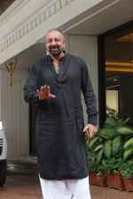 Sanjay Dutt spotted at Anand Pandit_s house in juhu on 13th June 2019 (20)_5d033efbd08d7.JPG