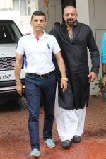 Sanjay Dutt spotted at Anand Pandit_s house in juhu on 13th June 2019 (6)_5d033ed2b4930.JPG