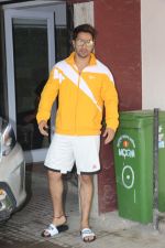 Varun Dhawan spotted at gym in bandra on 13th June 2019 (1)_5d033ed5621a2.jpg