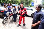 Karan Johar spotted at Bastian in bandra on 16th June 2019 (18)_5d0755d3f0454.jpg