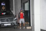 Varun Dhawan spotted at gym in Khar on 19th June 2019 (10)_5d0b2fff5e0c3.JPG