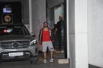 Varun Dhawan spotted at gym in Khar on 19th June 2019 (8)_5d0b2ffcb1997.JPG
