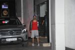 Varun Dhawan spotted at gym in Khar on 19th June 2019 (9)_5d0b2ffe0edec.JPG