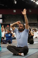 Sunil Shetty at world yoga day in NSCI worli on 21st June 2019 (7)_5d0de78d50255.jpg