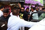 Allu Arjun spotted at Bastian bandra on 30th June 2019 (25)_5d19b736337e6.jpg