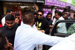 Allu Arjun spotted at Bastian bandra on 30th June 2019 (27)_5d19b73a603a4.jpg