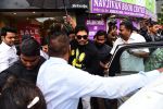 Allu Arjun spotted at Bastian bandra on 30th June 2019 (32)_5d19b745e25f2.jpg