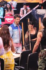 Mrunal Thakur, Hrithik Roshan on the sets of colors Dance Deewane in filmcity on 2nd July 2019 (50)_5d1c5070c891a.jpg