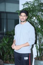 Sidharth Malhotra spotted sunny sound juhu on 8th July 2019 (5)_5d24453aad0d1.jpg