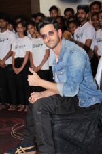 Hrithik Roshan at the promotion of film super 30 and dances with underprivileged kids from NGO Dance out of poverty on 9th July 2019 (53)_5d2595dc0cffc.JPG