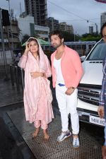 Himesh Reshammiya with wife spotted at Sidhivinayak temple on 24th July 2019 (7)_5d3aa7c2f3290.JPG