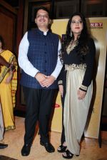 CM Devendra Fadnavis with wife Amruta Fadnavis at the red carpet of NBT Utsav Awards 2019 (21)_5d3ea6a070759.jpg