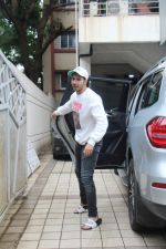 Varun Dhawan spotted at juhu on 1st Aug 2019 (26)_5d43e66430af9.JPG