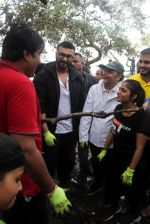 Arjun Kapoor will be flagging off the 2nd edition of the Beach clean up drive at Carter Road in Mumbai on Sunday on 4th Aug 2019 (21)_5d47d53970658.jpg