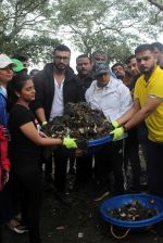 Arjun Kapoor will be flagging off the 2nd edition of the Beach clean up drive at Carter Road in Mumbai on Sunday on 4th Aug 2019 (8)_5d47d520b4e21.jpg