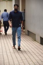 Aditya Roy Kapoor spotted at Vishesh films office in Khar on 12th Aug 2019 (10)_5d525d63828c7.JPG