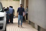Aditya Roy Kapoor spotted at Vishesh films office in Khar on 12th Aug 2019 (5)_5d525d5a68007.JPG