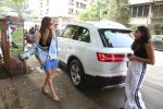 Kanika Kapoor spotted at bandra on 18th Aug 2019 (10)_5d5ba46462ea3.jpg