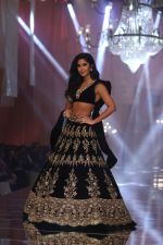 Katrina Kaif walk the ramp for Manish Malhotra_s show at Lakme Fashion Week in mumbai on 20th Aug 2019 (42)_5d5cf7457459e.jpg