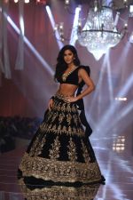 Katrina Kaif walk the ramp for Manish Malhotra_s show at Lakme Fashion Week in mumbai on 20th Aug 2019 (7)_5d5cf7127c2a8.jpg