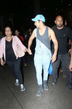 Varun Dhawan spotted at airport on 20th Aug 2019 (13)_5d5cf4e15084f.JPG