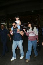 Kareena Kapoor, Saif Ali Khan & Taimur spotted at airport on 21st Aug 2019 (14)_5d5e47edee636.JPG