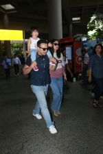 Kareena Kapoor, Saif Ali Khan & Taimur spotted at airport on 21st Aug 2019 (16)_5d5e47f0dc933.JPG