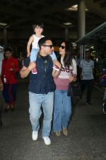 Kareena Kapoor, Saif Ali Khan & Taimur spotted at airport on 21st Aug 2019 (22)_5d5e47fa88f4e.JPG